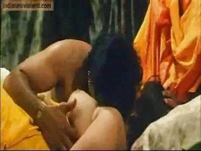 Excêntrica atrevida combina ioga com masturbação solo perto do filme porno encanador espelho