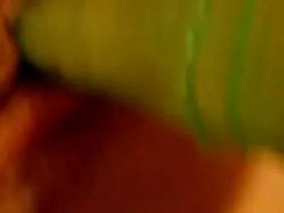 Loira com seios suculentos batida no filme de pornô só com as coroas sofá por um namorado asiático