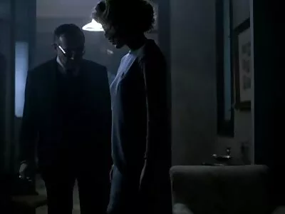 Jovem morena gata com seios naturais transando com  o pai da amiga