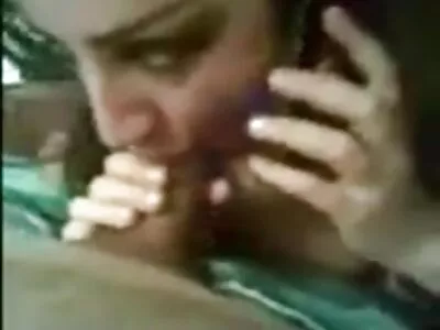 Mulher presa por um jovem brutal filme porno com loiras que visa seu rabugento