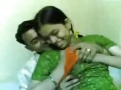 Homem maduro faz amor com a nova enteada nas costas da filme pornográfico das coroas esposa