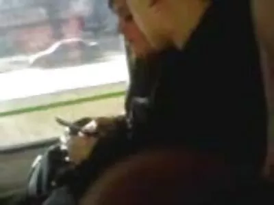Amigo animado transando com uma garota latina filme de pornô com mulher pelada petite no sofá