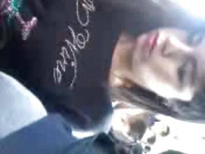 Gata espanhola para de ler quadrinhos e prefere sexo no filme pornô colombiano sofá roxo