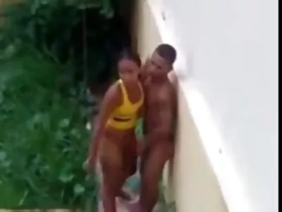 Os homens vão foder namoradas atraentes com cabelos louros filme de pornô bem gostoso