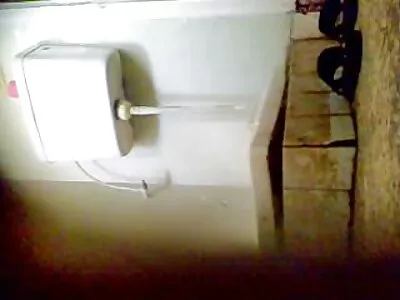 Puta loira com tatuagens chupando pau na porta e transando filme pornô com mulheres bonitas no sofá