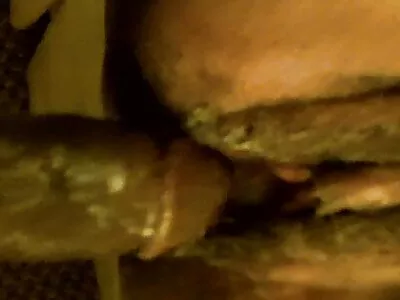 Garota bronzeada com uma bunda grande cavalga a masculinidade na frente da  câmera