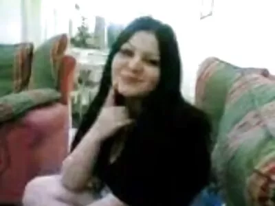 Uma cama larga é tudo que esse casal precisa para entrar  no clima de trepar