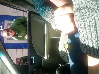 Eles estão batendo na esquina da rua como um filmes pornos com loiras casal de coelhos