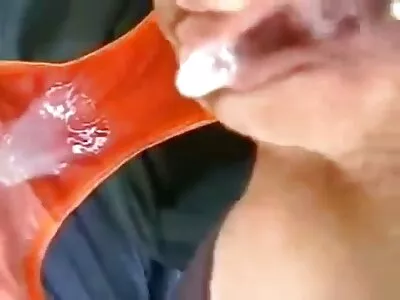 Menina filme pornô das loiras adolescente com cara fofa dá prazer à buceta usando brinquedo sexual rosa