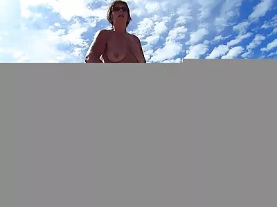 Enquanto dois bebês filme pornô das coroas gostosas estão se lambendo, ele está transando com eles por trás
