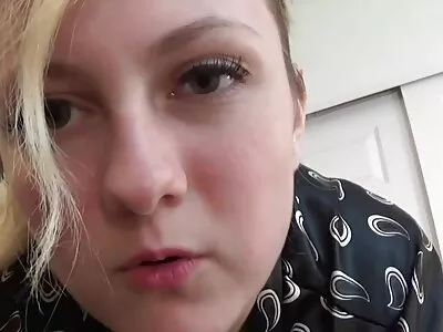 Mãe mostra a filha como chupar filme pornô com mulher morena um grande pau