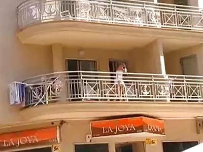 Petite Euro filme pornô de mulher pelada gal Eveline Dellai montando um pau grande