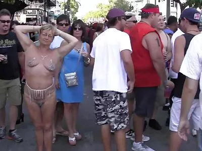 Vídeo POV de uma garota  amadora sendo empalhada em uma linda praia